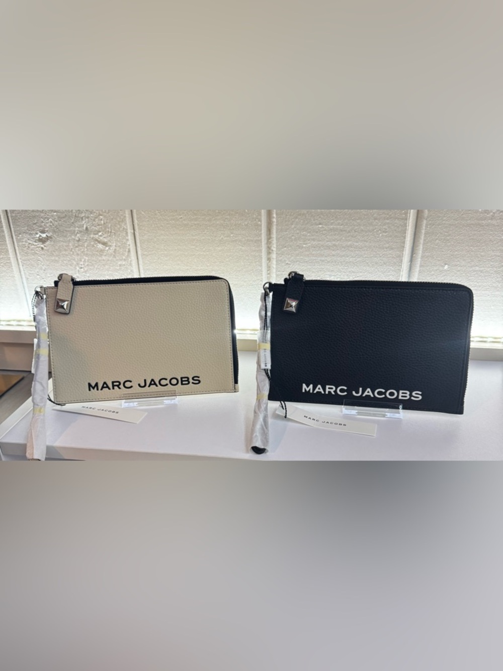Marc Jacobs Zip Wristlet w/ Pebbled Leather BUYERS CHOICE Marshmallow or Bkack